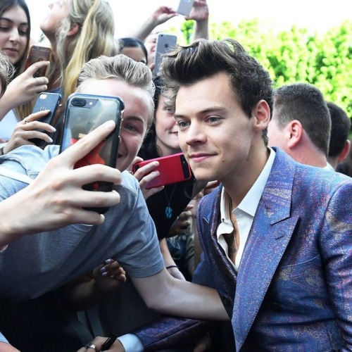 thedailystyles: thestarsydney: @harrystyles on the Red Carpet!