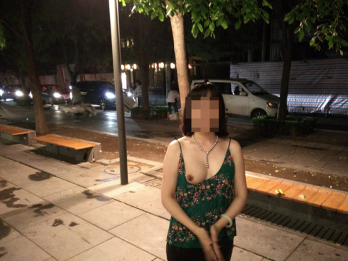 popo2345: 街边露出，最后一张可以清楚的看到左侧有人走过来了。