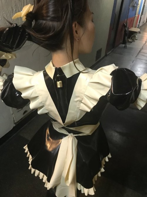 fawnstarflare:I have looked at so many maid’s costumes over the years and this is the first ti
