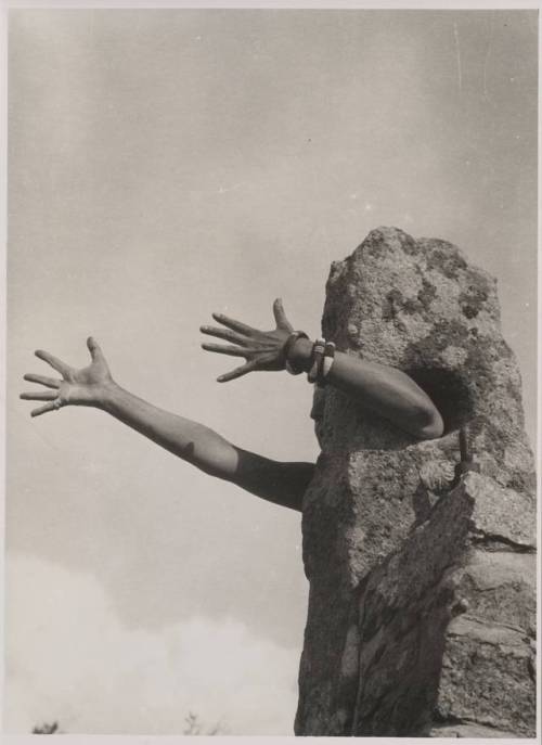 andyreiff:Claude Cahun, I extend my arms, 1931.