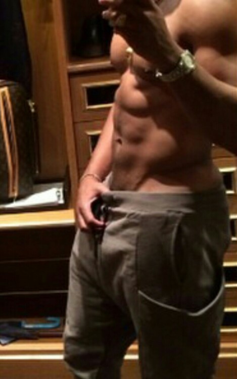 downtofuck513:  lamarworld1:  Romeo Miller bulge & cakes   👅   Hubby 2 be 👍🏽😋😘