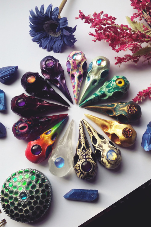 ravncreates:  Hand-painted Faux Skulls 