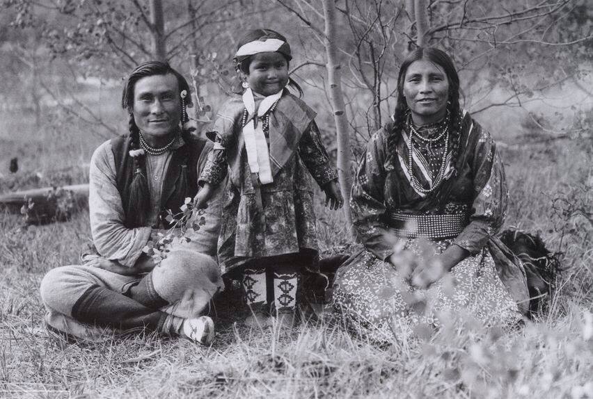 tate-iyohiwin:  iweon:  A very beautiful image of these smiley blackfoot. It seemed