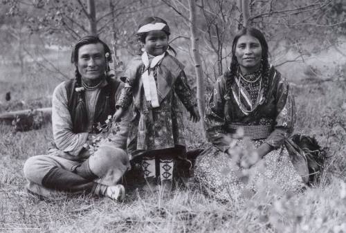 tate-iyohiwin:iweon:A very beautiful image of these smiley blackfoot. It seemed everything was alrig