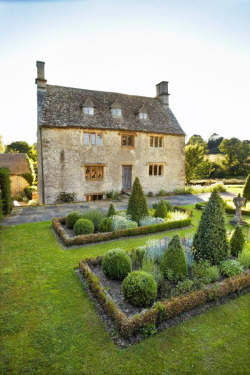 iamveryamused:  17th-century Manor House, Oxfordshire, England, property of Philip Mould, art dealer and broadcaster. 