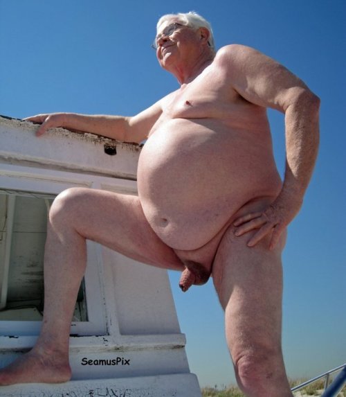 fontelino10:  nizar89:  johnharrisson27:  Beautiful sex man, Love to have it off with him.  Lovely daddy you want company  q gostoso