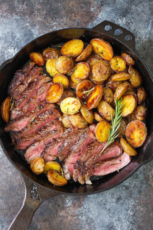daily-deliciousness:  Skillet steak with rosemary roasted potatoes