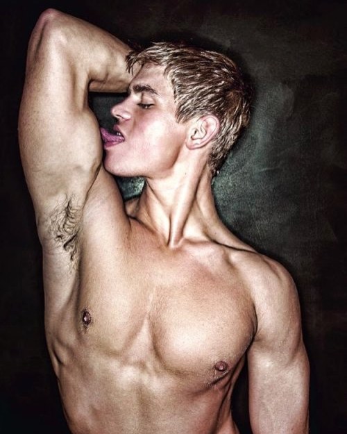 https://64.media.tumblr.com/c3920dbec10e0eec146fd791706a63ab/d8f2be9daa8ba4d7-d6/s500x750/3fa25a5984cd9f27c4997d7a08c6d6f2c17d3b96.jpg