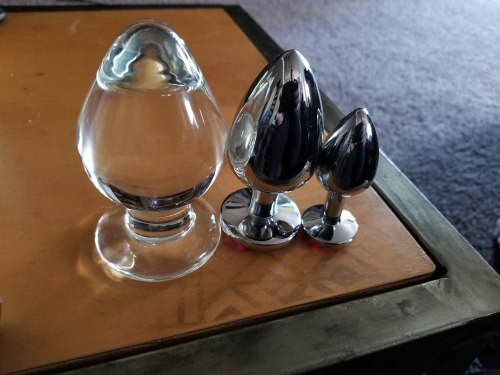 princess-buttplug-fantasy: lessclothesmorecute: That glass one is about as big as my fist. I would l