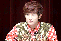 jinvoung:  jinyoung pets the crying fangirl’s head in the 4th gif ಥ‿ಥ 