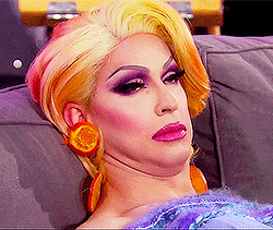 kateofthecanals:  rupussy:“What the fuck is going on? It’s like Mother Teresa’s