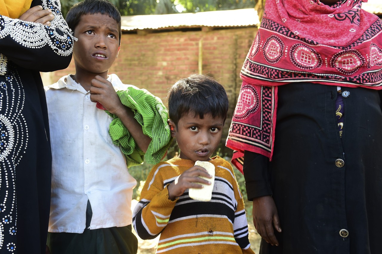 Cientos de musulmanes rohinyas huyen de la violencia en Birmania hacia Bangladesh. Los rohinyas no son reconocidos como ciudadanos por las autoridades de Birmania y son ignoradas por las de Bangladesh que apenas reconoce estatus de refugiados a...