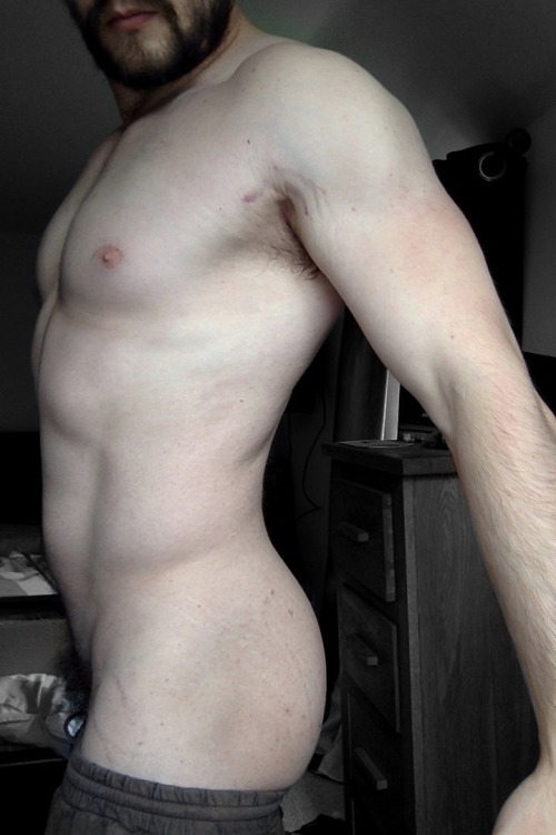 theonlylivingboyinnewyork:  I’ve run out of captions for my selfies, so I’ll just name this one, “spot the stretch marks”. 