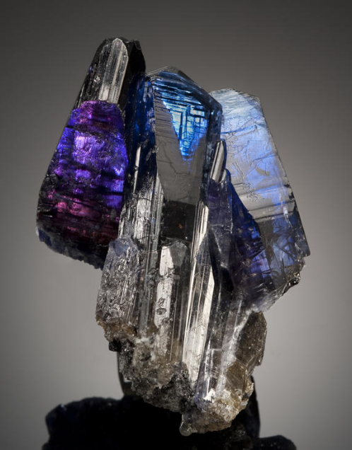 bijoux-et-mineraux:  Tanzanite - Tanzania