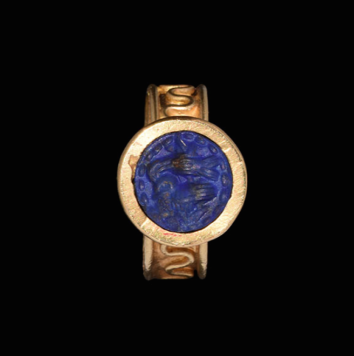 Sasanian gold ring with a lapis lazuli intaglio, dated to the 6th century CE. The intaglio depicts a