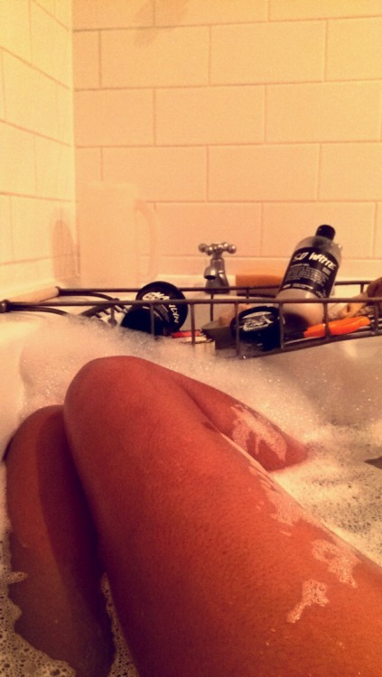 superworldunknown:  The’ I think I’m in love with baths’ photo set ft ‘I also work for lush so go figure’