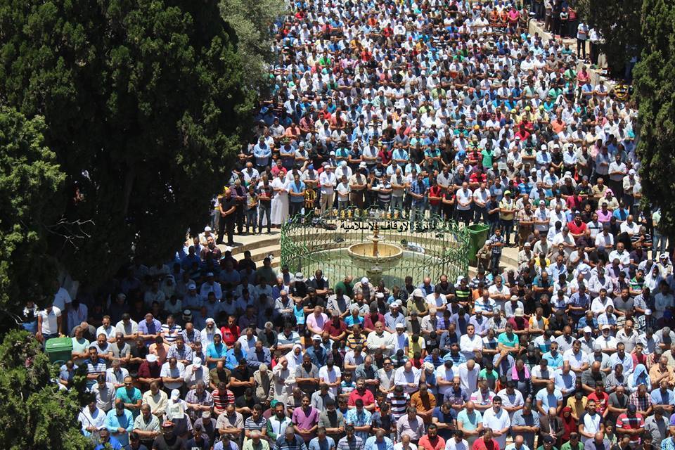 pxlestine:  200,000 Prayers in Al-aqsa today attended the first Friday prayer in