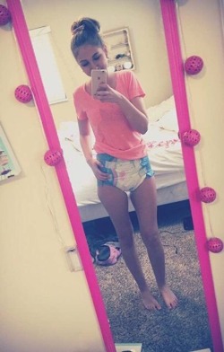 liblackpuppy:  diaperkliq:  Diaper selfie  She is cute 