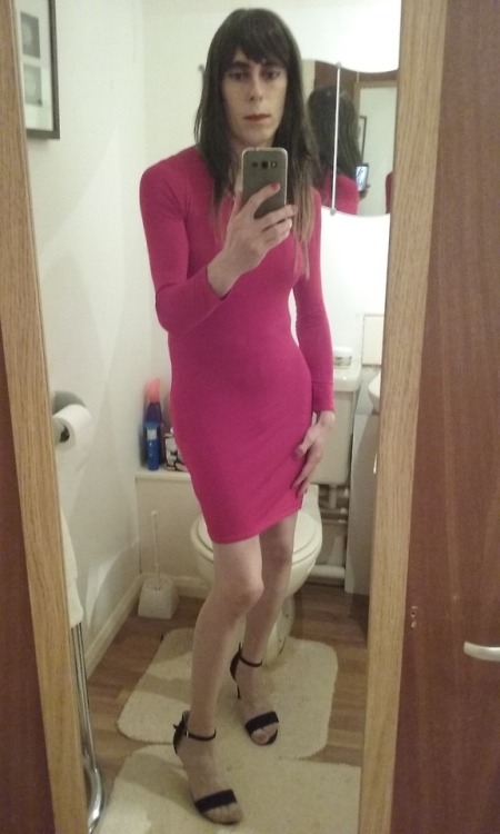 Another set of my red bodycon dress for you to enjoy!