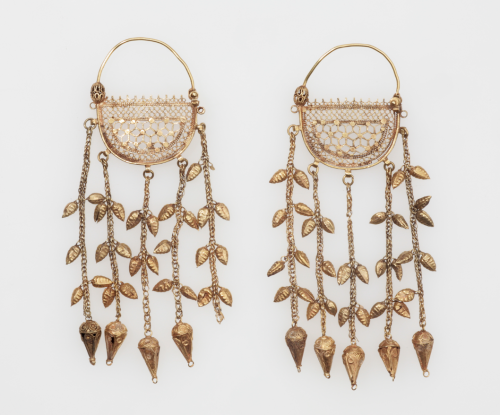 gemma-antiqua:Iranian gold earrings, dated to the 11th century CE. Source: Khalili Collections.