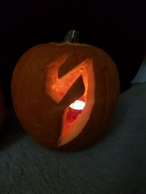 fluffy-keef:Voltron themed pumpkins!