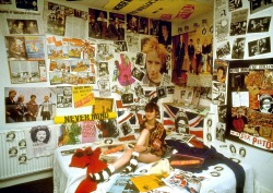 air-flows:Sex Pistols fangirl in her bedroom || 1979