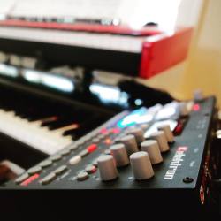 didlybom:  Can you name these instruments (extra points for the black keyboard)? #synth #synthesizer #elektron #machinedrum #musician #instamusic #musicgear #studio