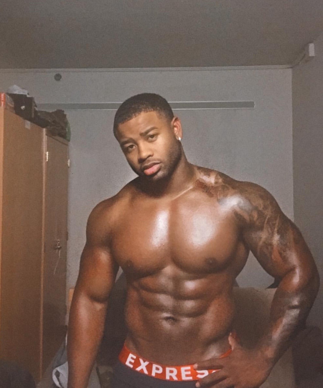 tastyblkman2: xxxcravexxx:  xXxCRAVExXx.tumblr.com/archive   Marcel..  