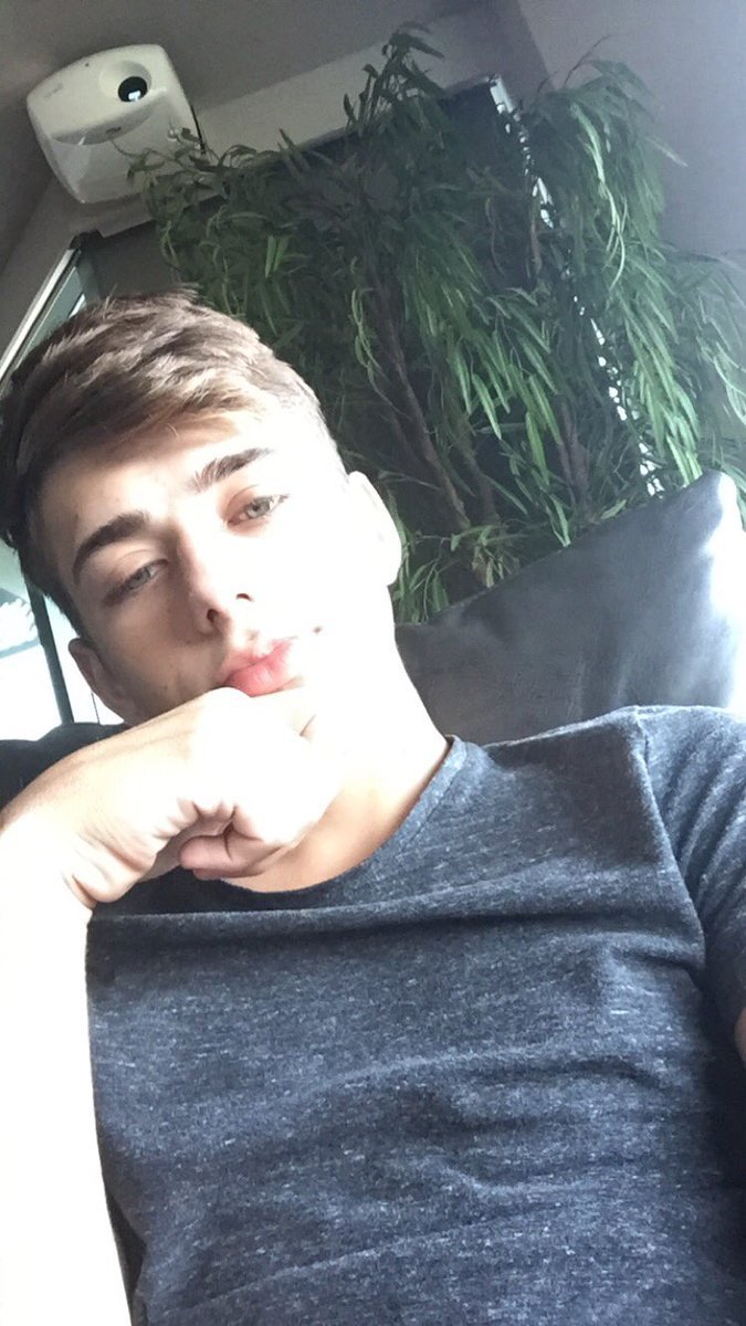 straightbaitedguys:  Love me some Joey Mills.Request a straight guy to bait!