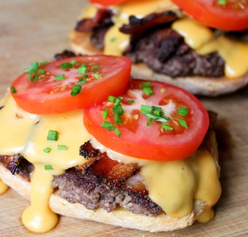 nom-food:Bacon rarebit burgers