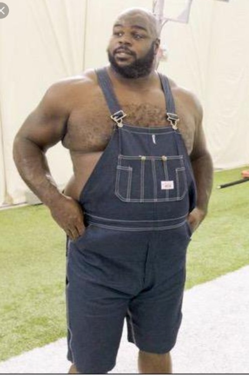 onlybigblackguys: Big Daddy Vince Willfork. I want to lick him all over. Eat his big ass. Suck his c