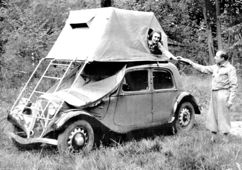 voyage-et-vacances:Citroën Traction et sa toile de tente sur le toit.