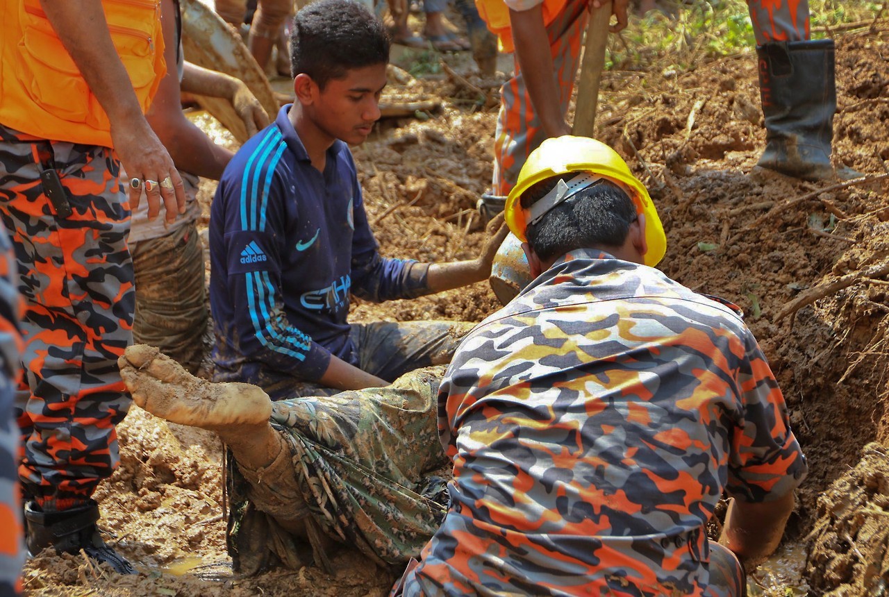 ALUD. Al menos 134 personas han perdido la vida por deslizamientos de tierra provocados por las fuertes lluvias en el sureste de Bangladesh. Se espera que la cifra siga creciendo según vayan llegando las autoridades a todas las zonas afectadas,...