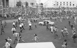 le-narrateur:Led Zeppelin fans rush the gates during the soundcheck at Kooyong Stadium, Melbourne, Australia, February 1972. Photography by Jands Australia https://painted-face.com/