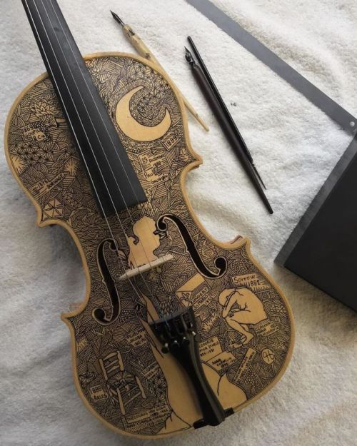 marchingviolist:classicalcarp:lesstalkmoreillustration:Leonardo Frigo(via I’m The Violin Paint