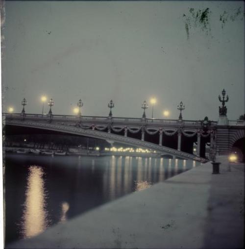 poboh:Le pont au coucher du soleil, 1951, Marcel Bovis. (1904 - 1997)