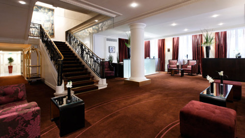  The hotel La Tremoille. In Paris, in the heart of the Golden Triangle and in a quiet street between