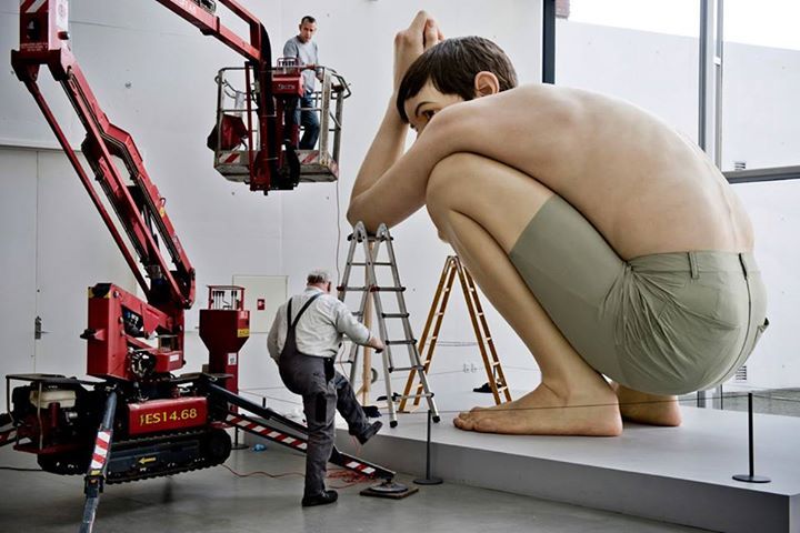   Ron Mueck restaurating a sculpture photographed by Ilan Brender, photojournalist