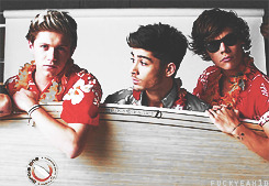 fuckyeah1d:  kiss you + red 
