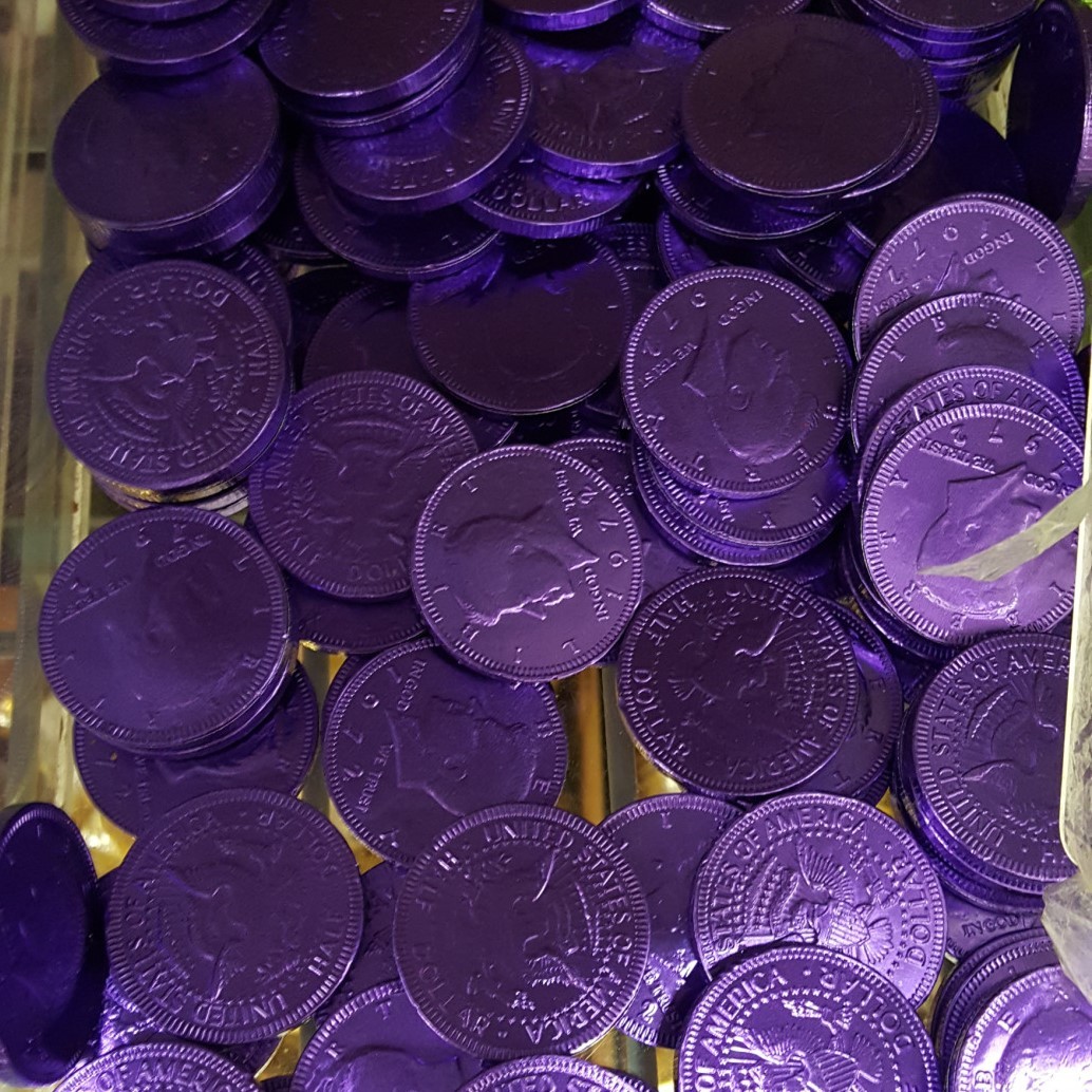 keikos-safe-place:Rainbow chocolate coins! These are so pretty!