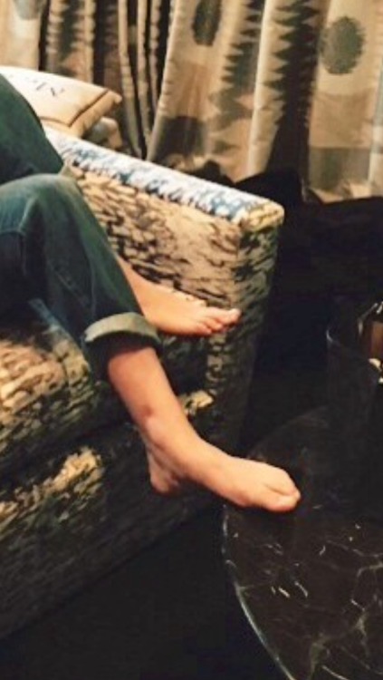 lovetotasteher420:  celebfeet69:Kaley cuoco’s feet  ❤️❤️❤️❤️👃👅👣