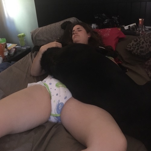 diapercouple360:  Sleepy baby don’t wanna get up! So the puppy woke her!