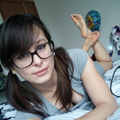 toerings-cutefeet:  womenfeetmaniac:  5girlytoes:  feetblog101:  :)