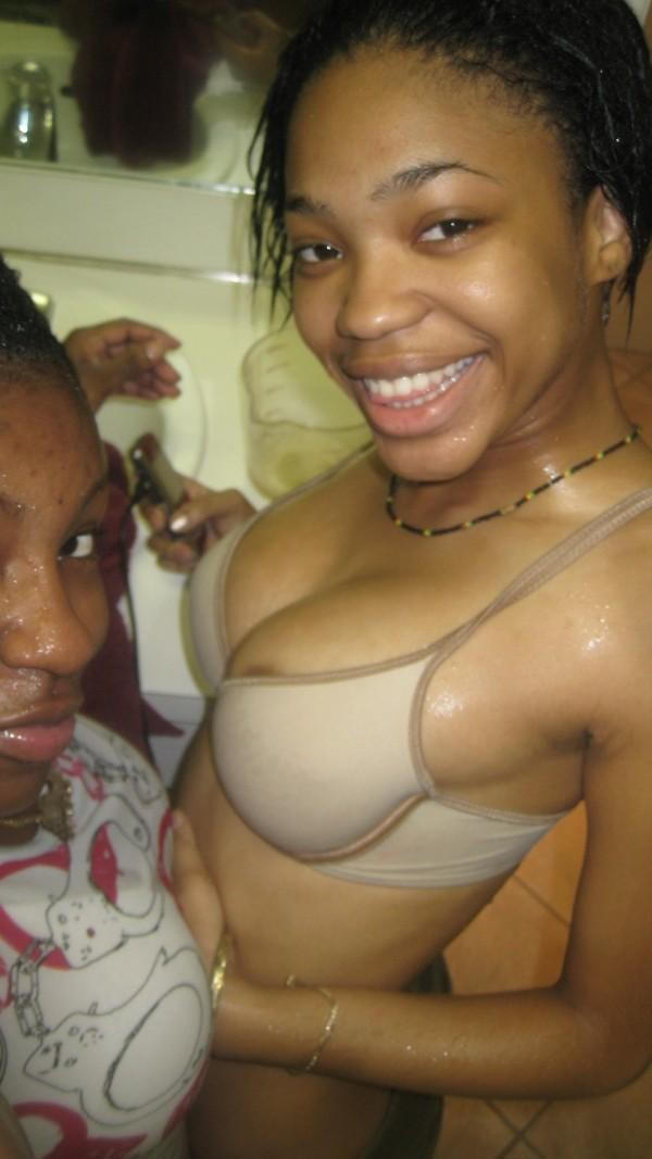 homemadeebonybabes:  Ebony babe gets wet â€¦