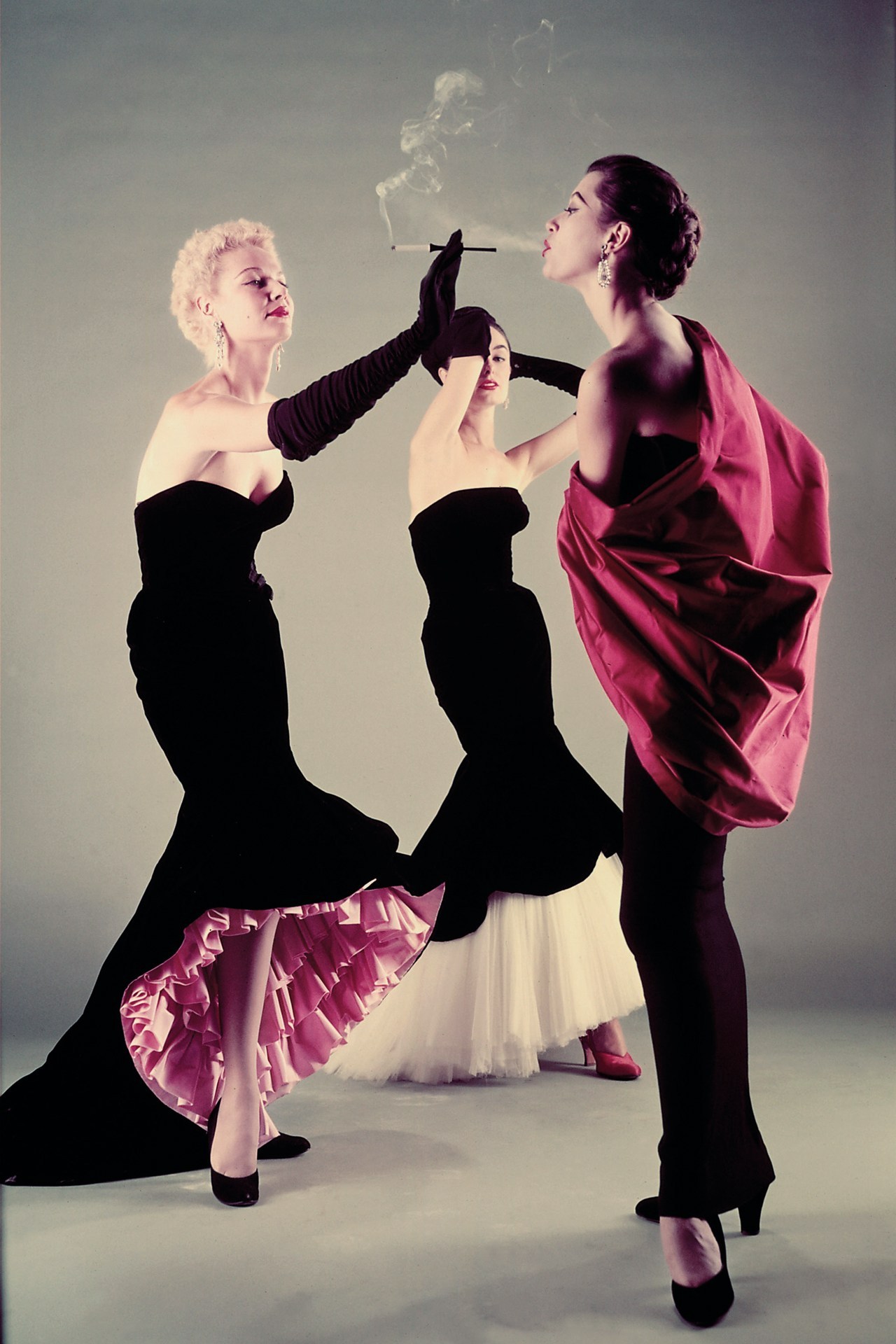 modernizor:
“ Models wearing Balenciaga
”
Cristobal Balenciaga dresses photographed in 1951 for LIFE magazine. Photographer: Gjon Mili.