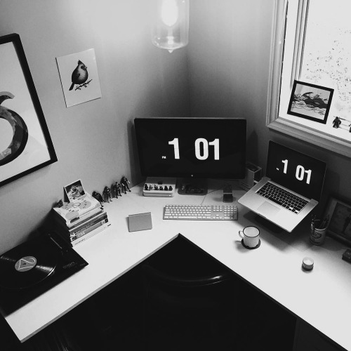 Matthew Carleton, a freelance Web designer living in Halifax Nova Scotia shares his home office set 