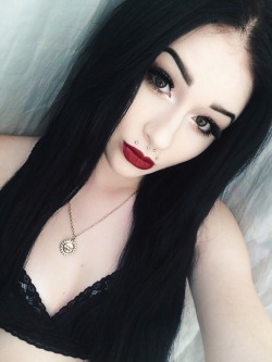 descendxnts:  Feeling like Snow White 👸🏻💋