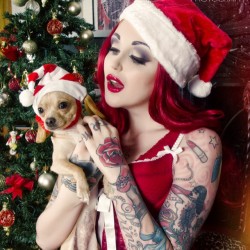 thattattooedchick:  Only 7 days ‘til Christmas! Photo by @tiararad 