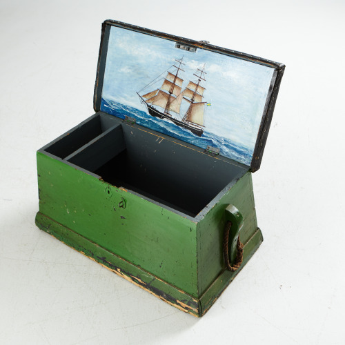 Sea-chest 1800 tales latter part painted, inside cover painted with ship motif height about 38, 81x4