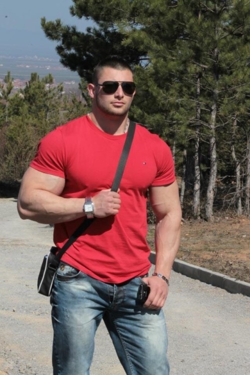 omnomnomen:  fuzzforia:  Random Hunk  Da. Yum.